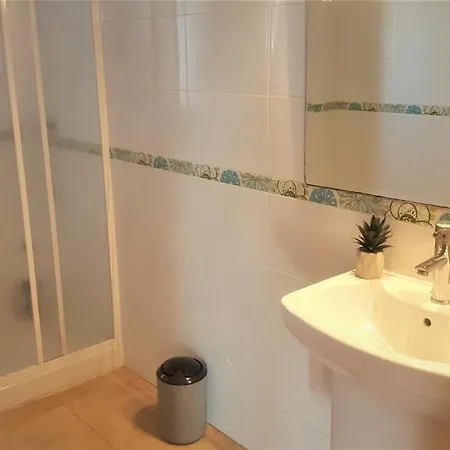 5 Bedrooms Private House 300m From