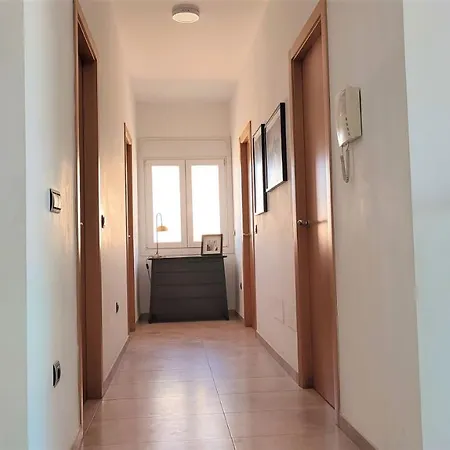 5 Bedrooms Private House 300m From